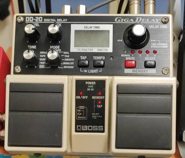 Boss DD-20 con scatola e alimentatore Boss DD-20 con scatola e alimentatore